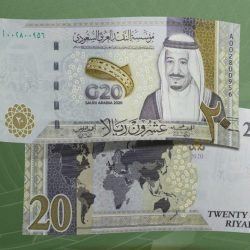 وزير العدل السعودي يوجه بتعيين 100 كاتبة عدل