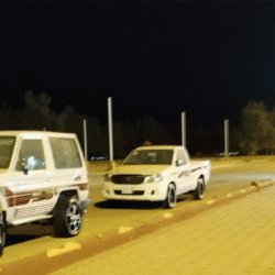سيارة تابعة لـــ «الحرس الوطني» متعطلة أمام فرع مصرف الراجحي بحي الخالدية في رفحاء