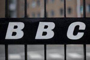 “بي بي سي” عند “مفترق طرق” فهل تطفئ شاشتها؟