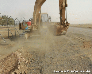 جرافة تجري أعمال حفريات في جوف مطار رفحاء بهدف التأسيس لسياج حديث